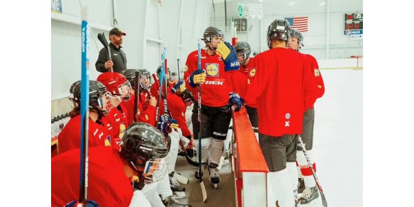 Vliegen op het ijs, een hockeyuitdaging buiten het seizoen voor Team Trek-coureurs